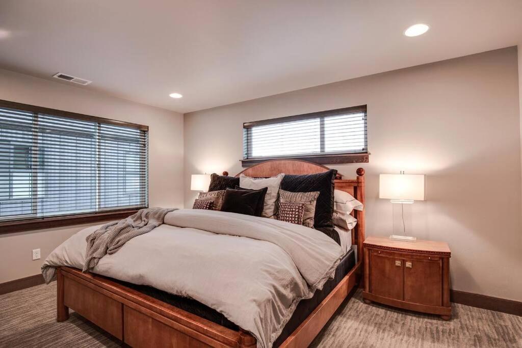 Luxury Townhome On The Park With Bridger Mtn Views โบซแมน ภายนอก รูปภาพ