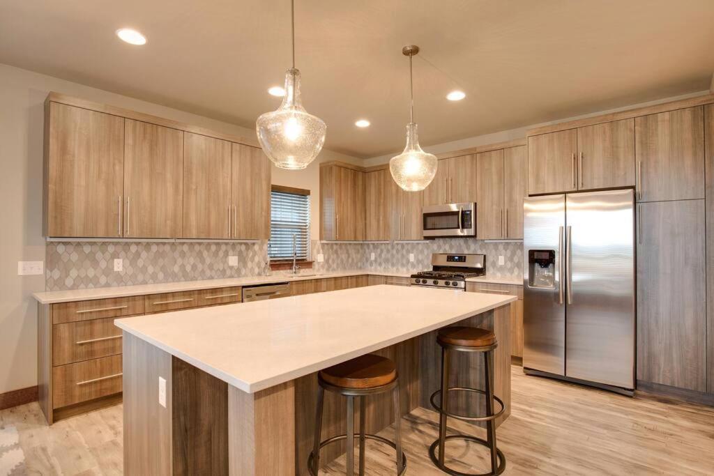 Luxury Townhome On The Park With Bridger Mtn Views โบซแมน ภายนอก รูปภาพ