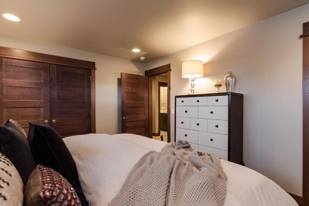 Luxury Townhome On The Park With Bridger Mtn Views โบซแมน ภายนอก รูปภาพ