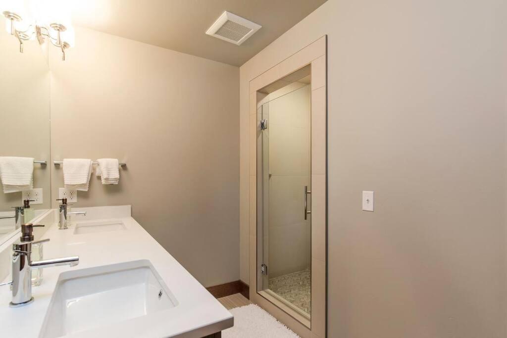 Luxury Townhome On The Park With Bridger Mtn Views โบซแมน ภายนอก รูปภาพ