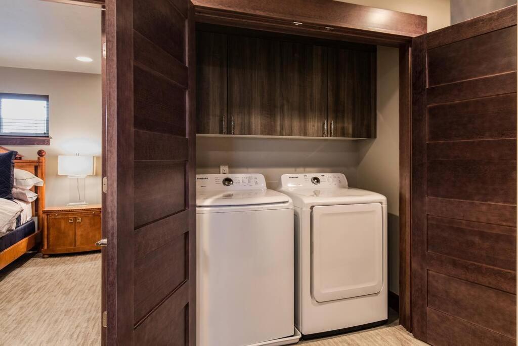 Luxury Townhome On The Park With Bridger Mtn Views โบซแมน ภายนอก รูปภาพ